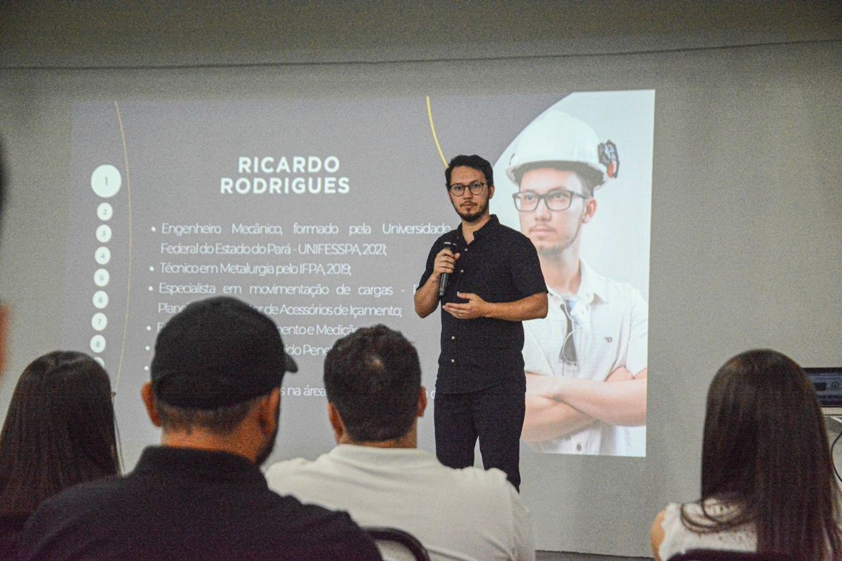 Palestrante com apresentação no telão