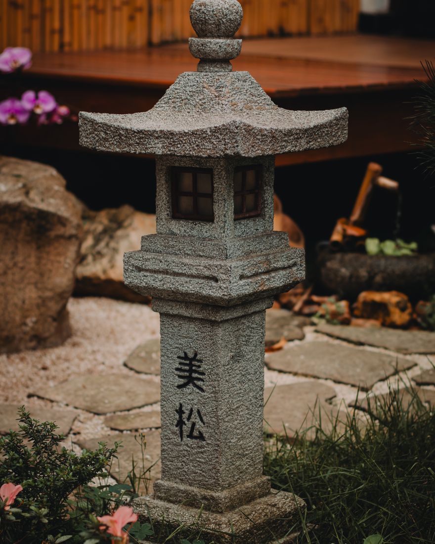 Lanterna japonesa de pedra num jardim