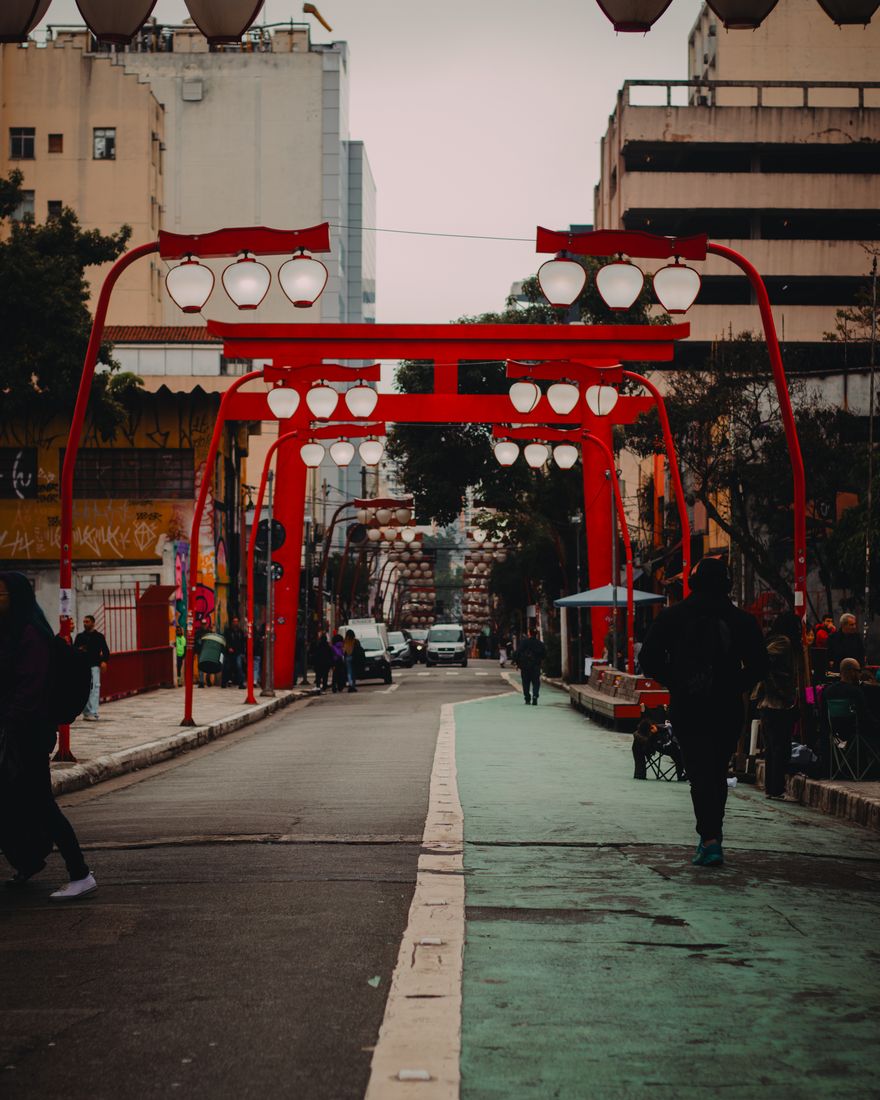Rua da Liberdade com os pórticos vermelhos e luminárias